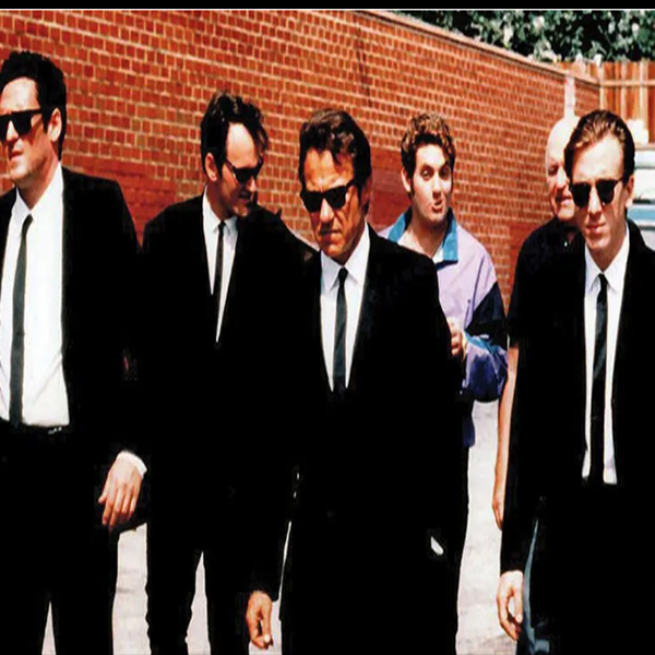 Reservoir Dogs : « Voici vos noms: Mr. Brown, Mr. White, Mr. Blonde, Mr. Blue, Mr. Orange et Mr. Pink. – Hey ! Pourquoi c’est moi Mr Pink ? – Parce que t’es qu’une pédale, voilà pourquoi ! »
