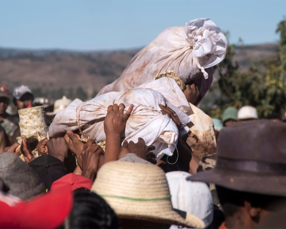 Madagascar – Famadihana, le retournement des morts